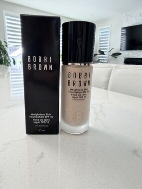 【Brand New】Bobbi Brown Weightless Skin Foundation SPF 15 - Neutral Sand
